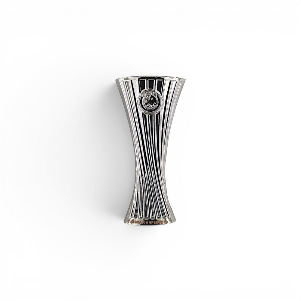 Am Ball UEFA Europa Conference League Pin Badge aus silberfarbenem Zamak in Form der Trophäe