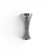 Am Ball UEFA Europa Conference League Pin Badge aus silberfarbenem Zamak in Form der Trophäe