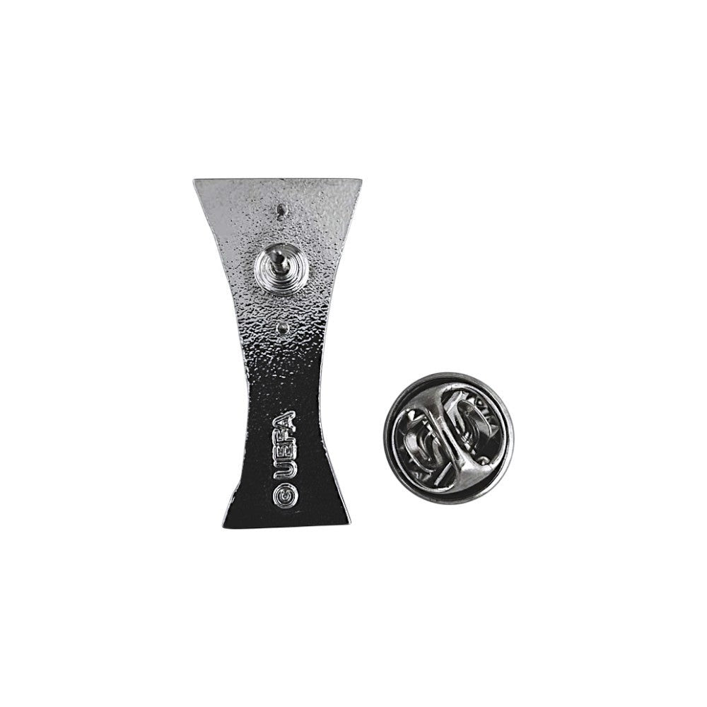 Am Ball UEFA Europa Conference League Pin-Badge aus Zamak, Rückseite mit Verschluss und UEFA-Prägung