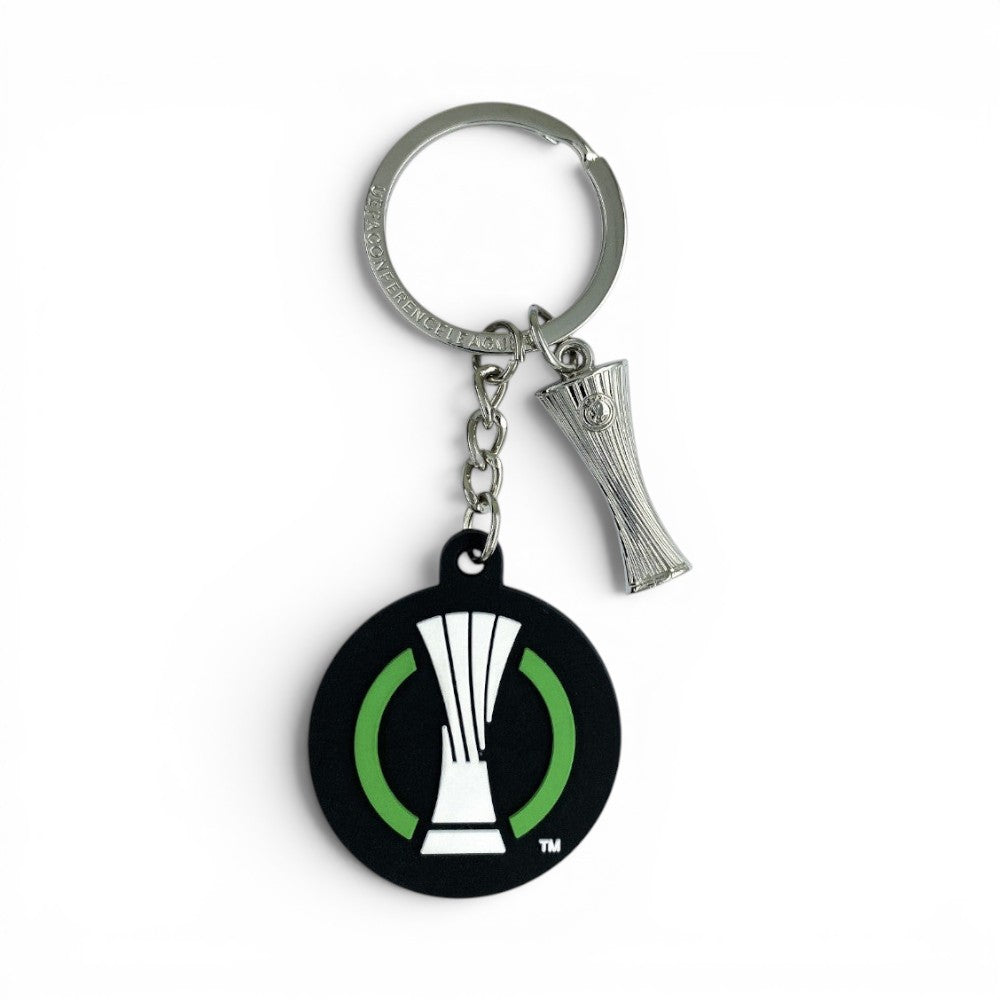 Am Ball UEFA Conference League Schlüsselanhänger aus PVC mit schwarzem Logo und silbernem 2D-Trophäen-Anhänger