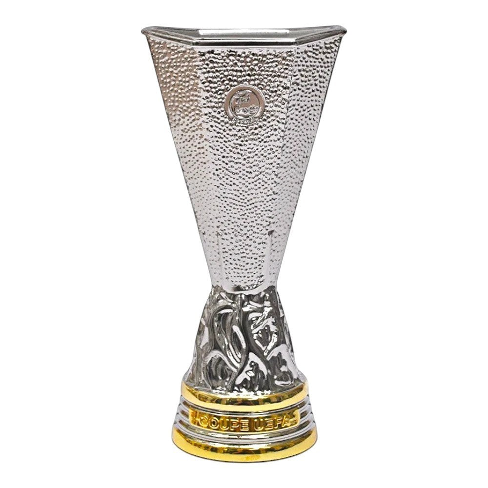 Am Ball UEFA Europa League Pokal-Nachbildung aus Zamak, 150 mm, silberfarben mit goldenem Sockel und Gravur.