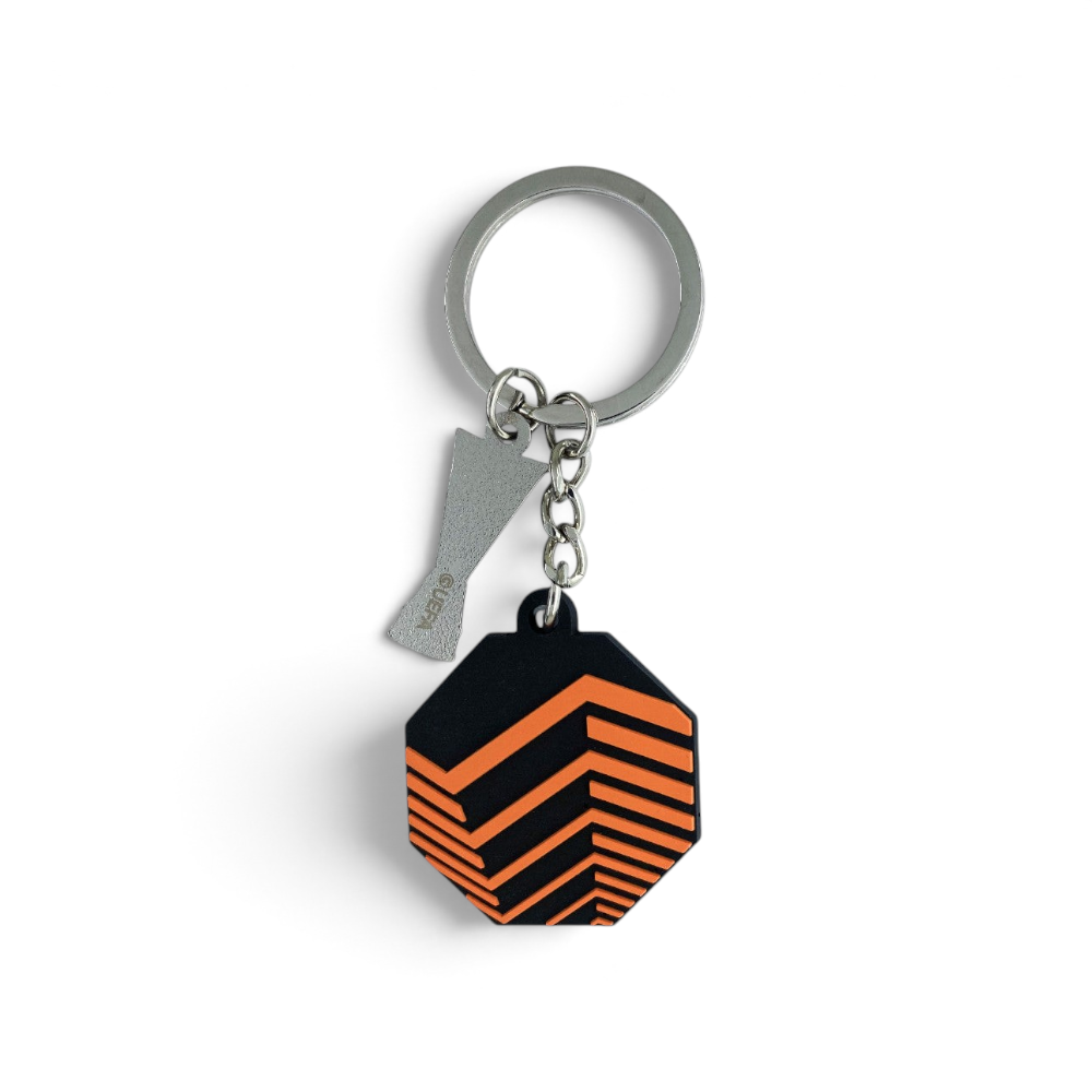 Am Ball UEFA Europa League Schlüsselanhänger mit achteckigem PVC-Logo und silbernem 2D-Trophäen-Anhänger