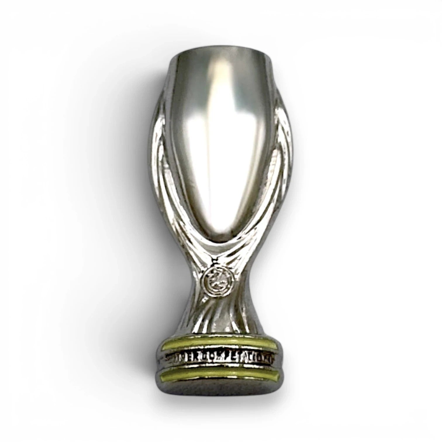 Am Ball UEFA Super Cup Anstecknadel in silberner Zamak-Optik mit detailliertem Trophäen-Design