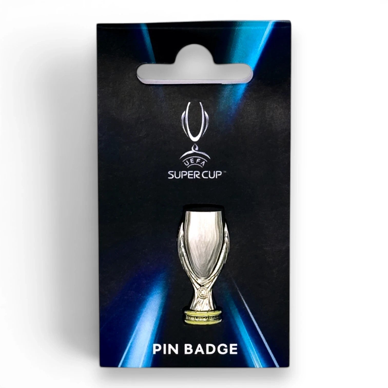 Am Ball UEFA Super Cup Pin Badge aus Zamak in silberner Pokalform auf offizieller UEFA-Präsentationskarte