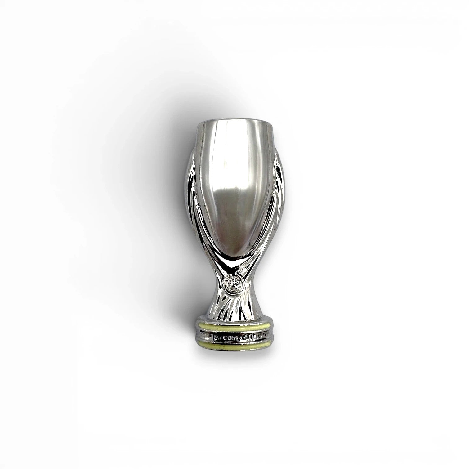 Am Ball UEFA Super Cup Anstecknadel in silberner Pokalform aus Zamak für Fußballfans