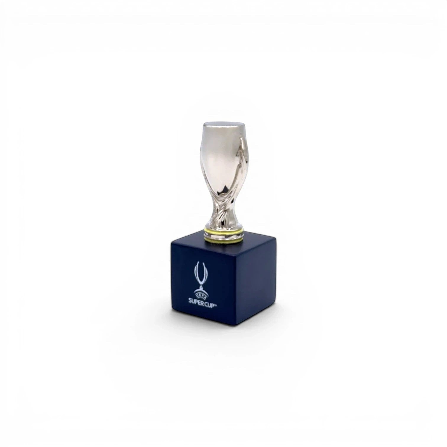 Am Ball UEFA Super Cup Trophäen-Nachbildung aus Zamak auf einem blauen Holzsockel mit Logo