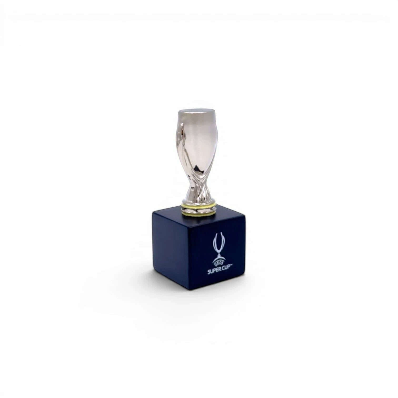 Am Ball UEFA Super Cup Trophäen-Nachbildung aus Zamak auf einem dunkelblauen Holzsockel, 45 mm groß.
