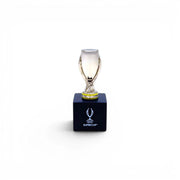 Am Ball UEFA Super Cup Trophäen-Nachbildung aus Zamak auf einem eleganten schwarzen Holzsockel, 45 mm groß.