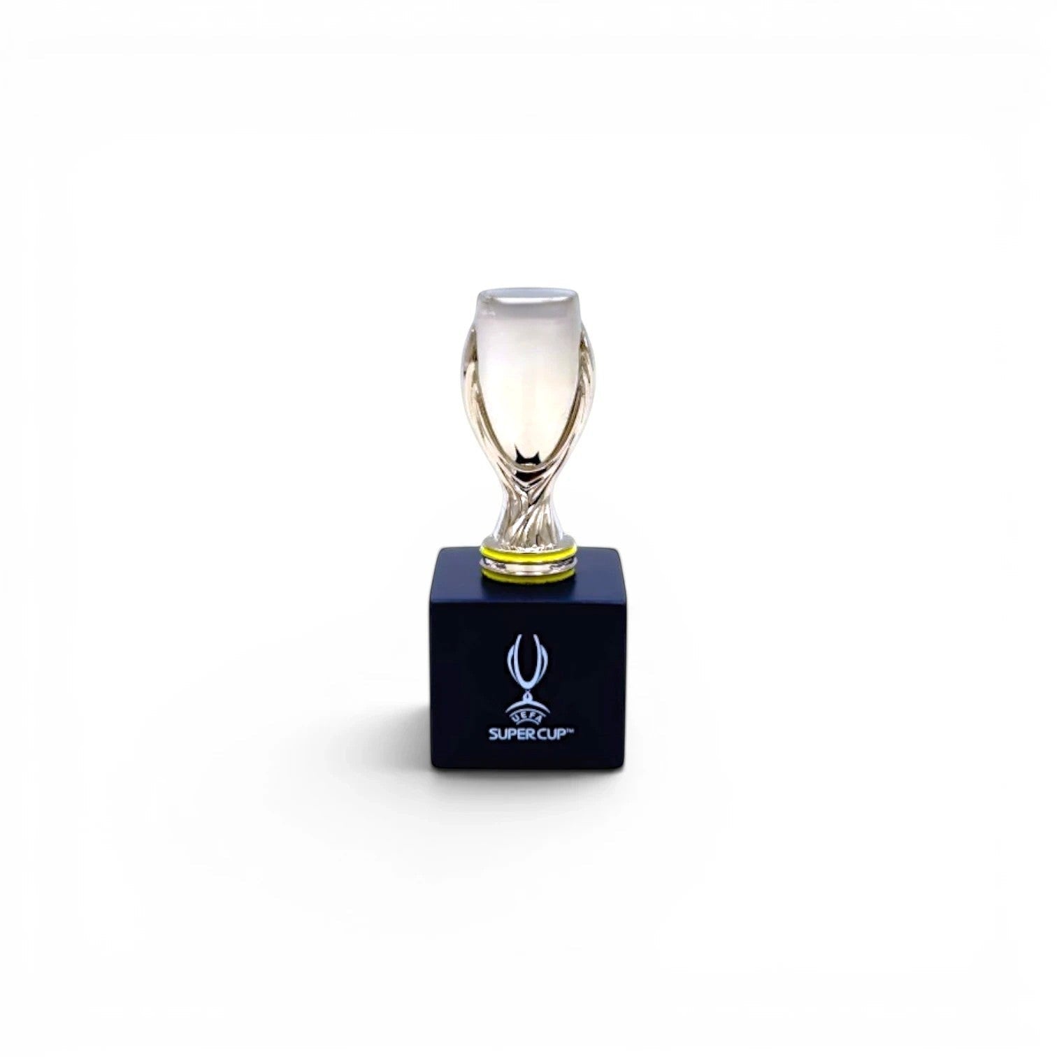 Am Ball UEFA Super Cup Trophäen-Nachbildung aus Zamak auf einem eleganten schwarzen Holzsockel, 45 mm groß.