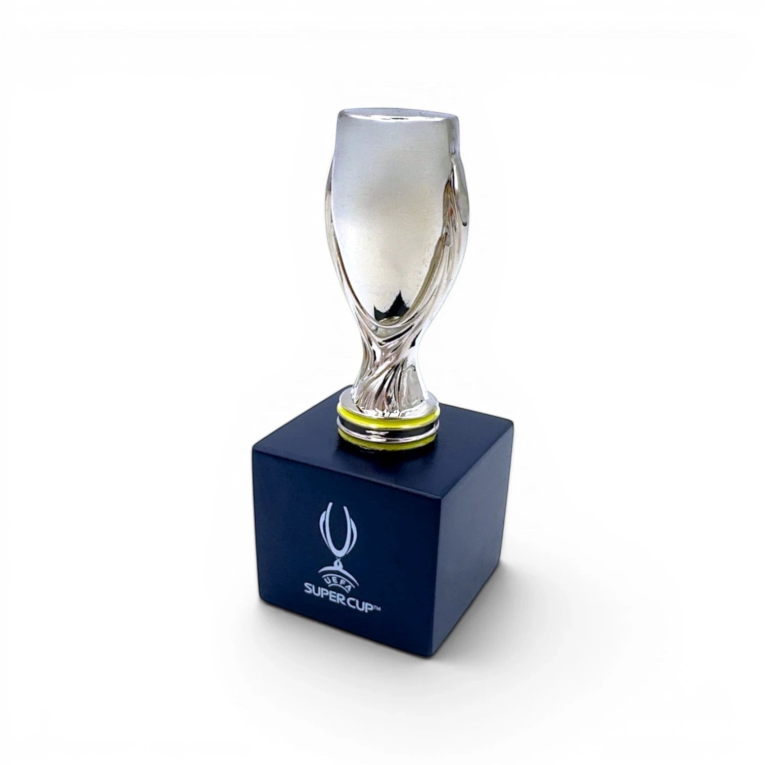 Am Ball UEFA Super Cup Trophäen-Nachbildung aus Zamak auf einem dunkelblauen Holzsockel mit Logo