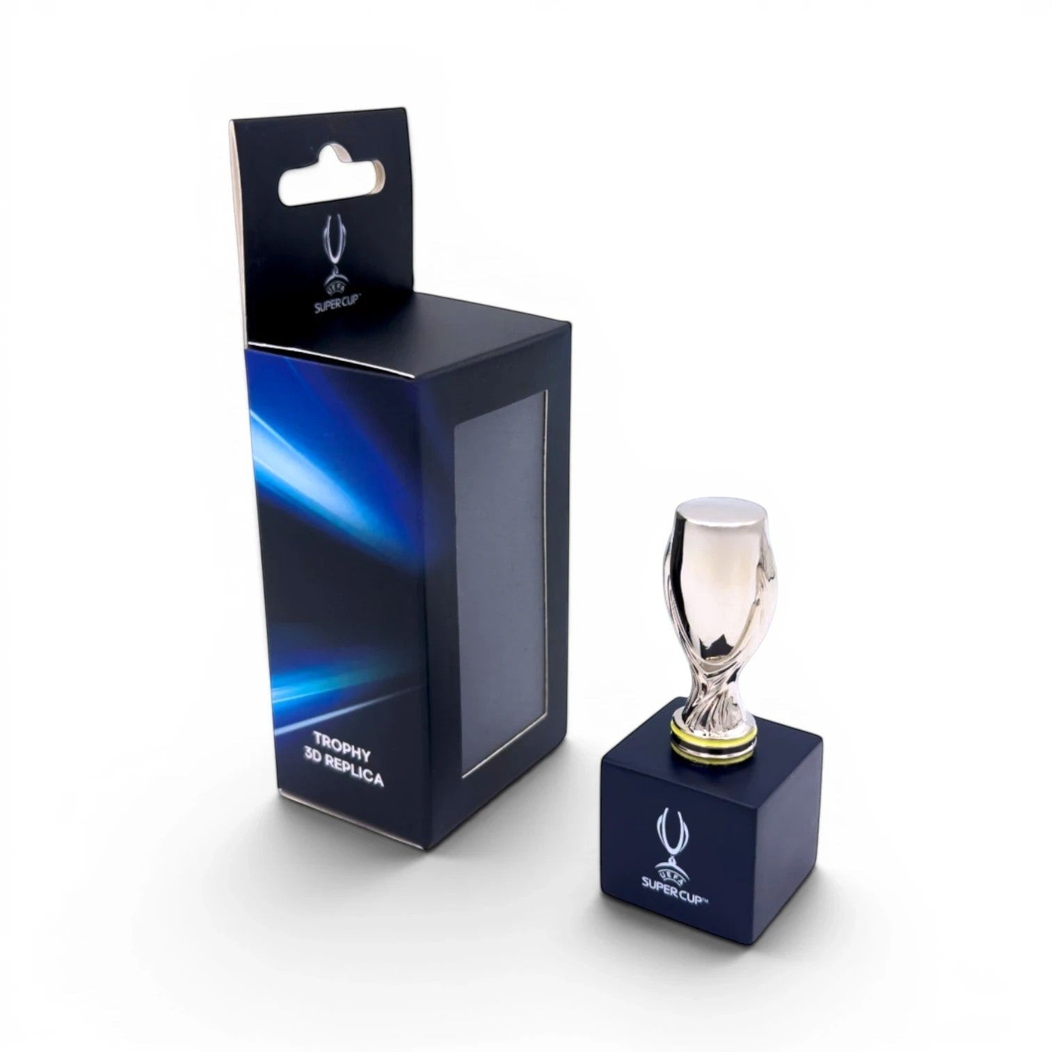 Am Ball UEFA Super Cup Trophäen-Nachbildung aus Zamak auf einem eleganten Holzsockel mit offizieller Geschenkverpackung