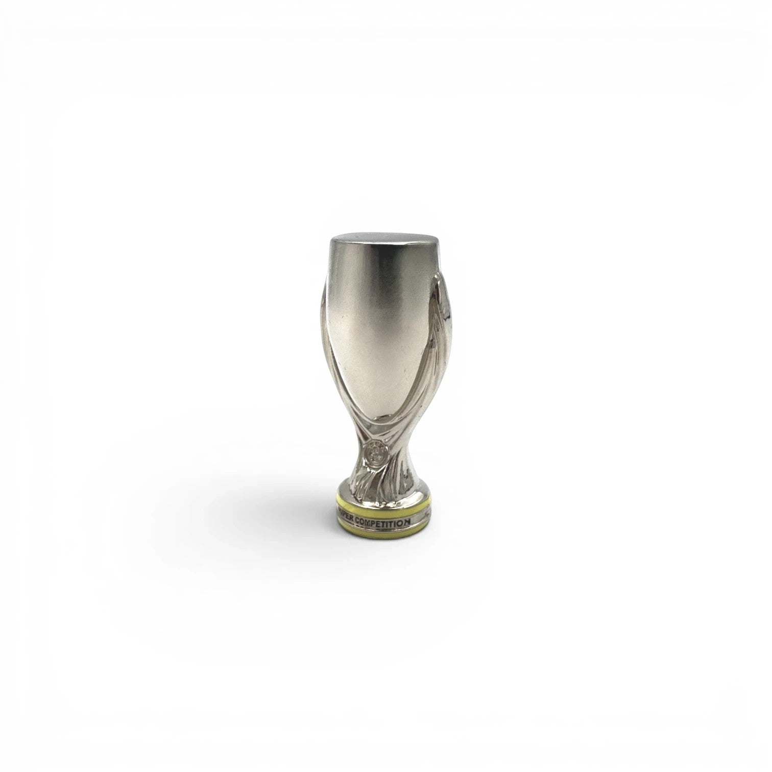 Am Ball UEFA Super Cup Trophäen-Nachbildung aus Zamak im 45mm Format mit detailliertem Design