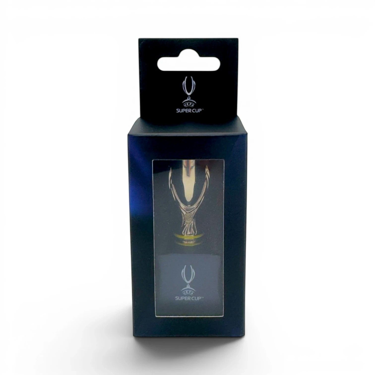 Am Ball UEFA Super Cup Trophäen-Nachbildung aus Zamak auf Holzsockel in offizieller Geschenkverpackung