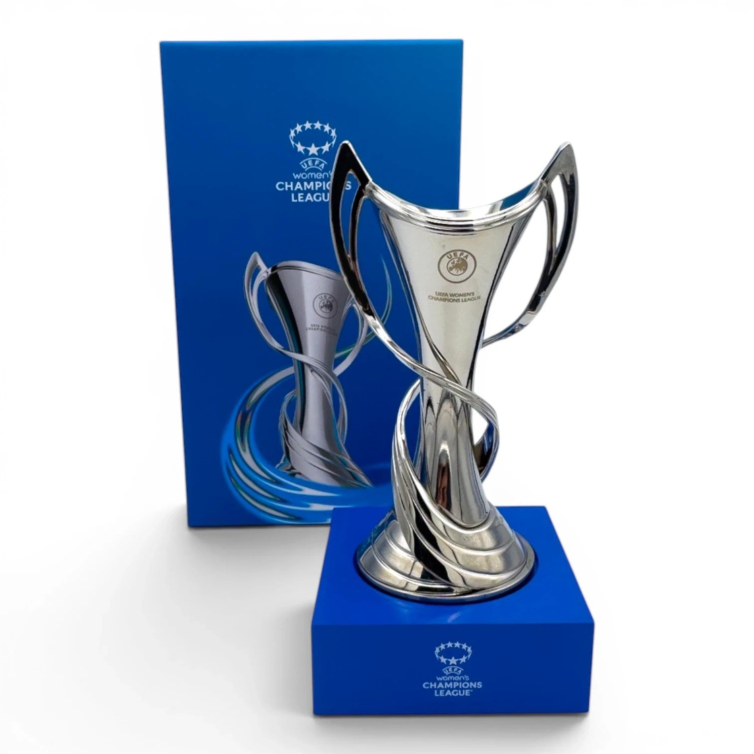 Am Ball UEFA Women's Champions League Trophäen-Nachbildung aus Metall auf blauem Acrylsockel mit offizieller Geschenkbox