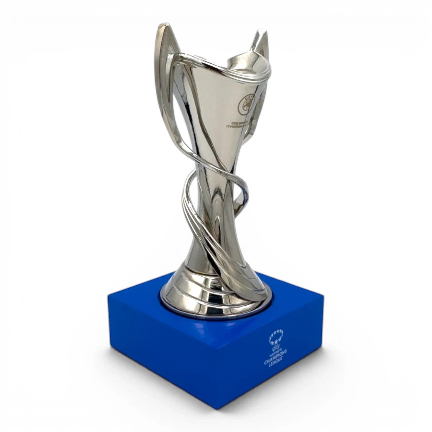 Am Ball UEFA Women's Champions League Trophäen-Nachbildung aus Zamak auf blauem Acrylsockel