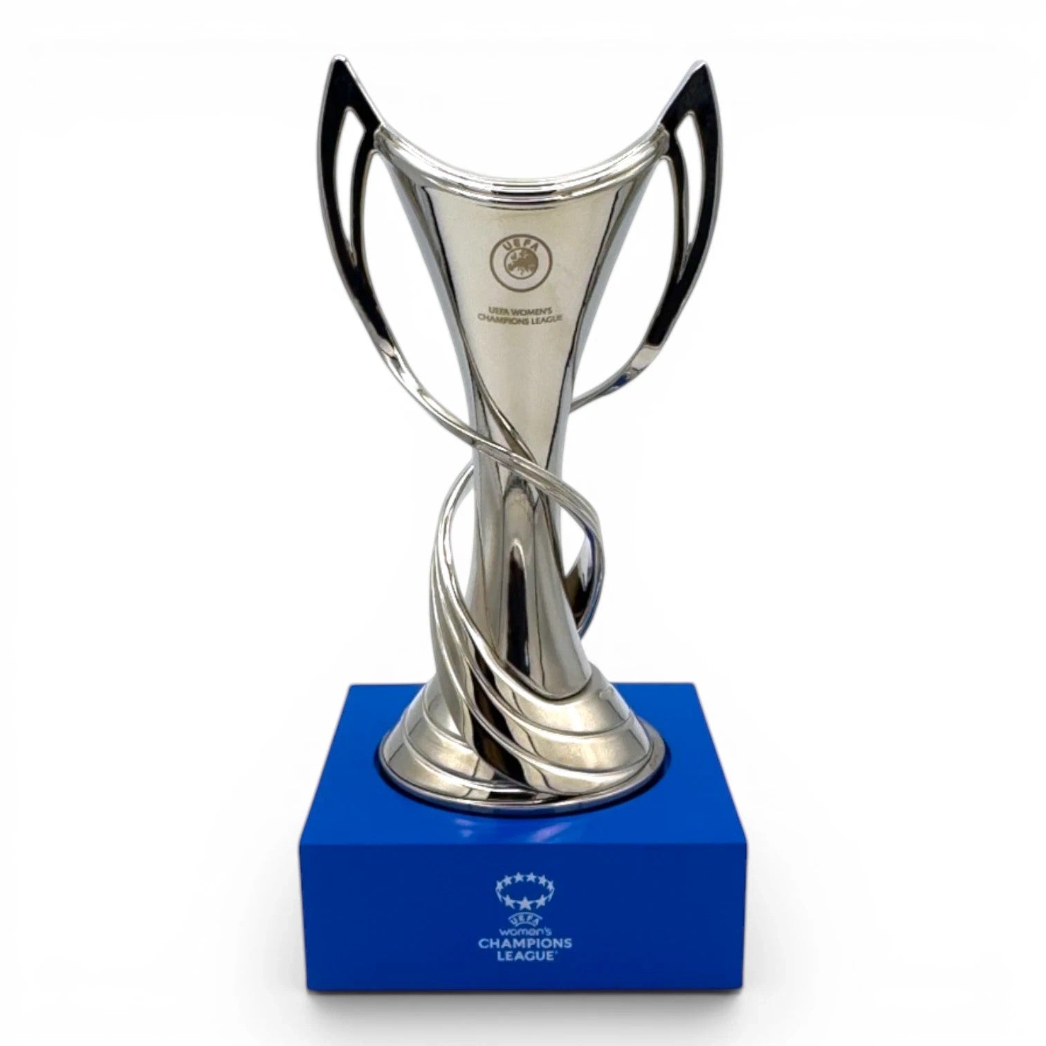 Am Ball UEFA Women's Champions League Trophäen-Nachbildung aus Zamak mit blauem Acrylsockel und glänzendem Finish.