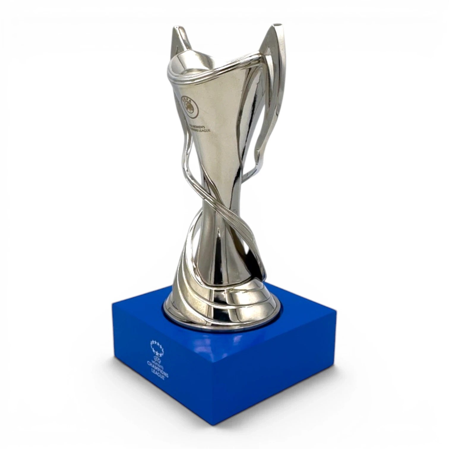 Am Ball UEFA Women's Champions League Trophäen-Nachbildung in Silber auf einem blauen Acrylsockel