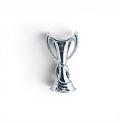 Am Ball UEFA Women's Champions League Trophäen-Anstecknadel in Silber, 30 mm hoch, als Fan-Accessoire.