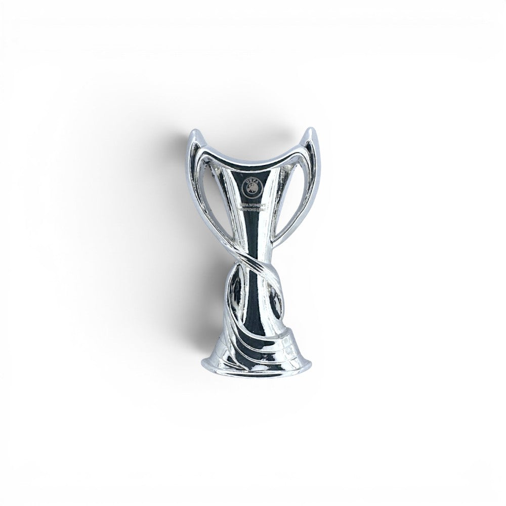 Am Ball UEFA Women's Champions League Trophäen-Anstecknadel in Silber, 30 mm hoch, als Fan-Accessoire.