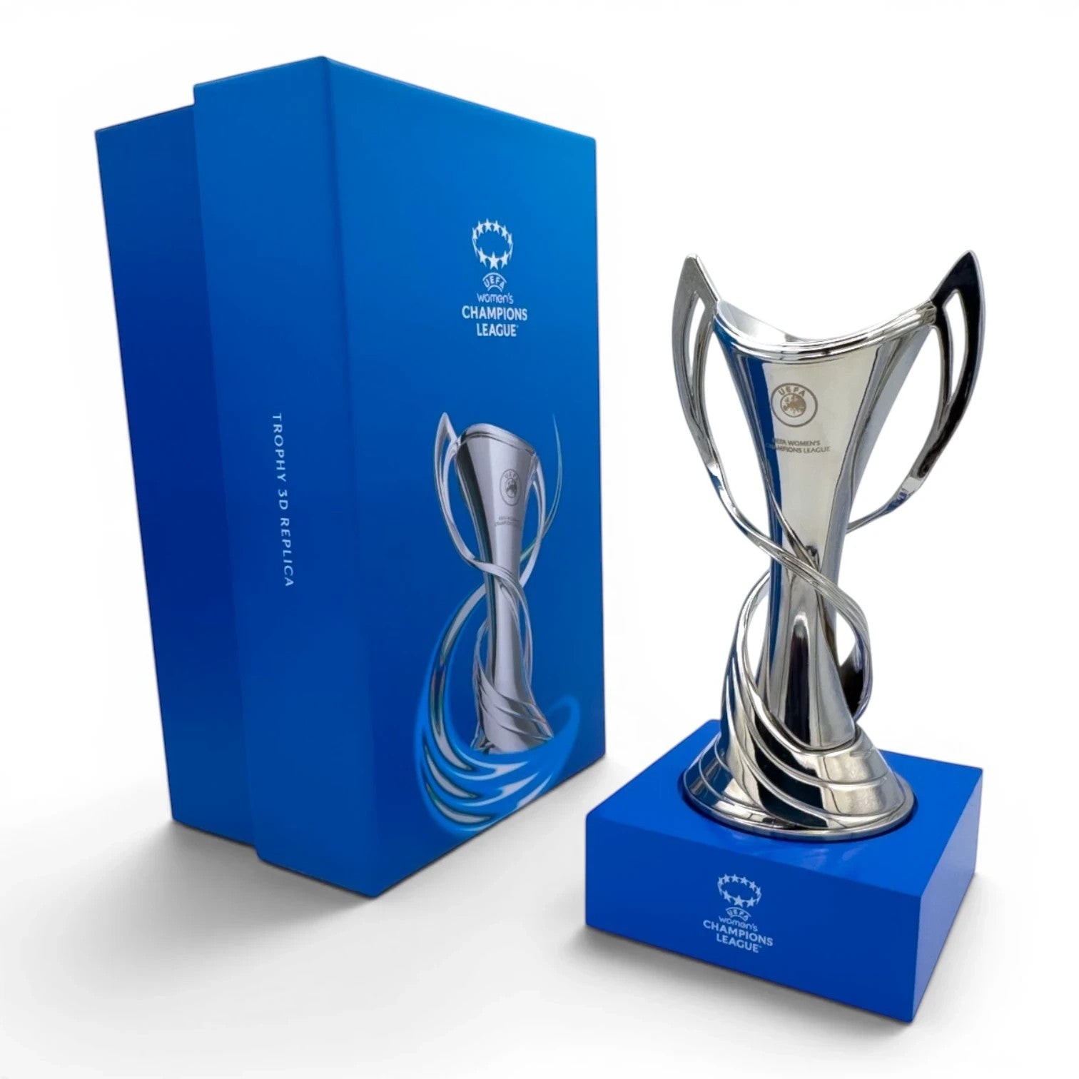 Am Ball UEFA Women's Champions League Trophäen-Nachbildung aus Metall auf blauem Acrylsockel mit offizieller Geschenkbox