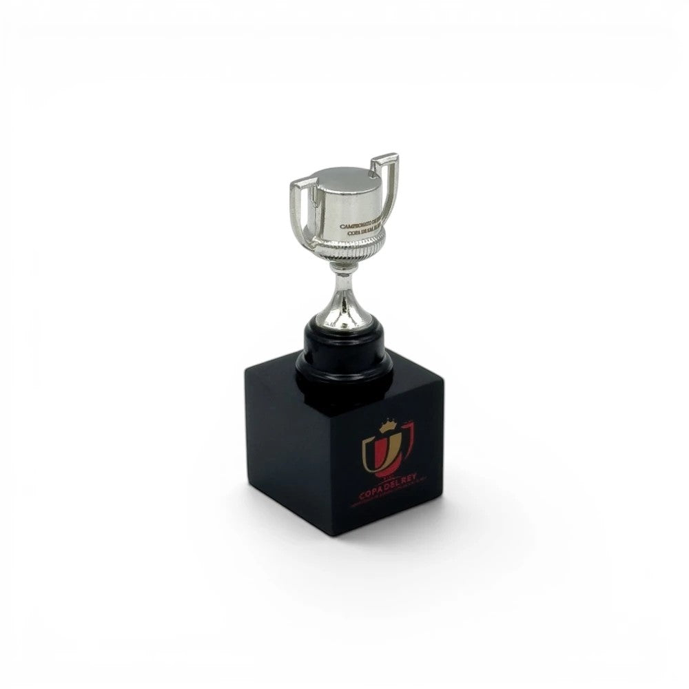 Am Ball Copa del Rey Pokal-Replik aus Zamak auf schwarzem Holzsockel mit Logo, 45 mm