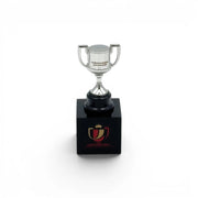 Am Ball Copa del Rey Pokal-Nachbildung aus Zamak auf schwarzem Holzsockel mit Logo, 45 mm