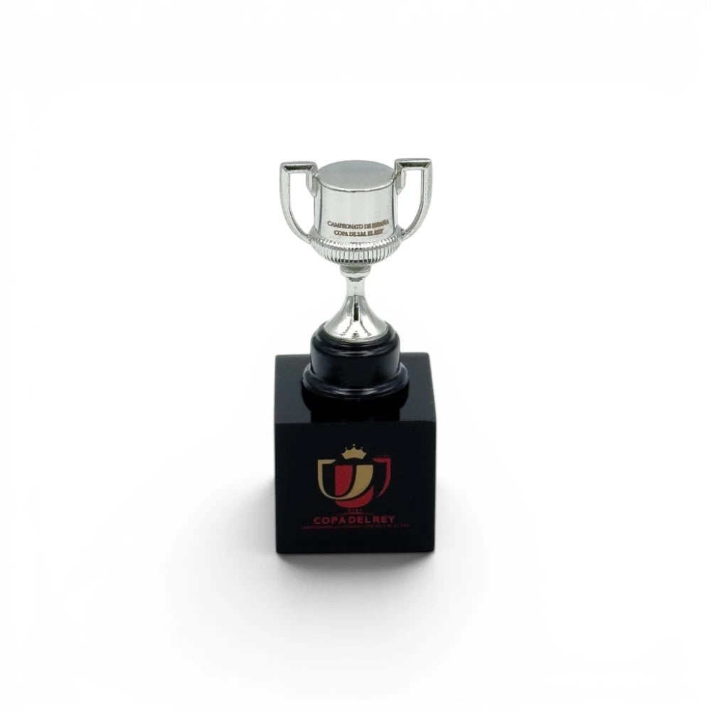 Am Ball Copa del Rey Pokal-Nachbildung aus Zamak auf schwarzem Holzsockel mit Logo, 45 mm