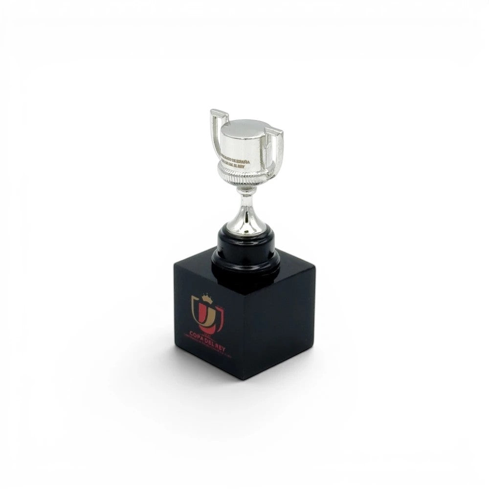 Am Ball Copa del Rey Pokal-Replik aus Zamak auf schwarzem Holzsockel mit Logo, 45 mm