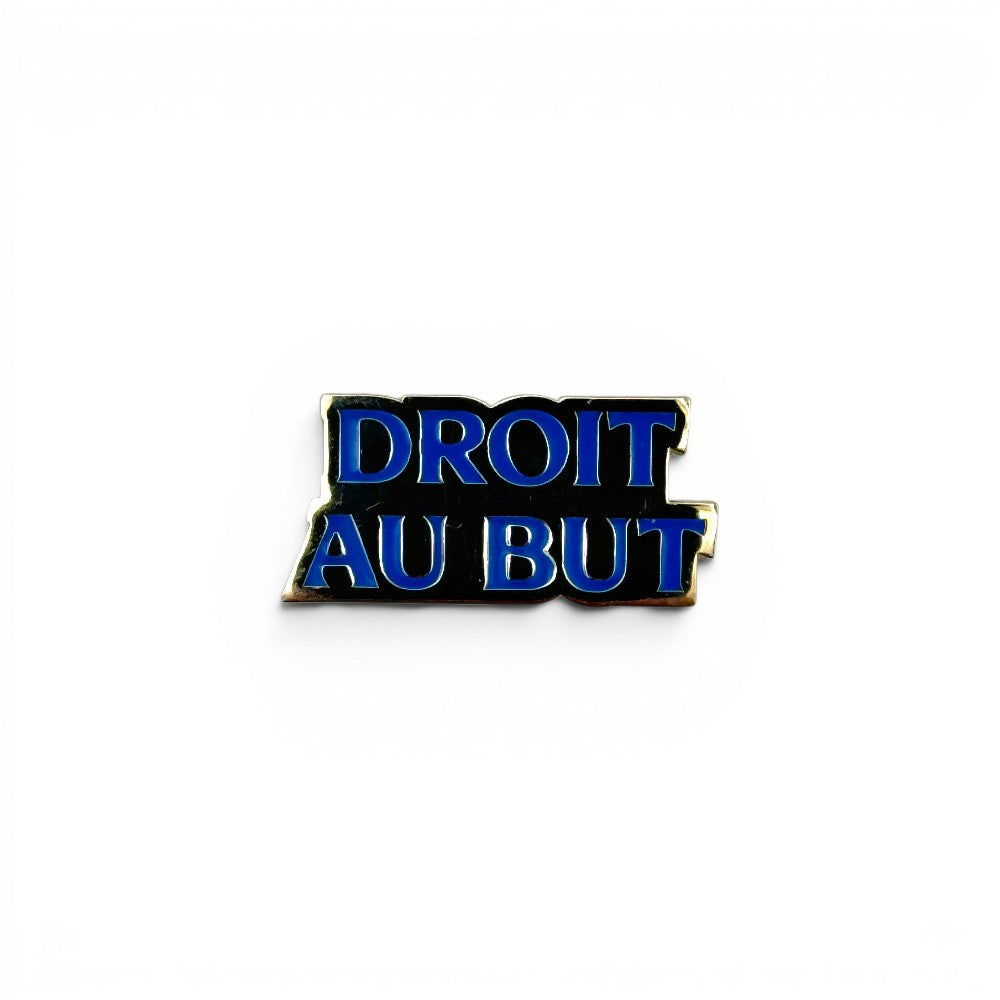 Am Ball "Droit au But" Anstecker aus Zamak mit blau-weißer Emaillierung und polierter Metalloberfläche.