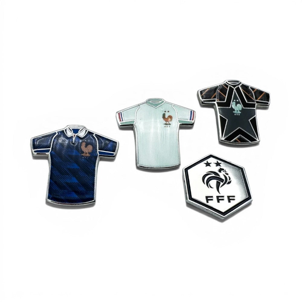 Am Ball FFF Pin Set Jersey & Logo (World Cup 2026) – 3 Trikots und 1 Wappen-Pin aus Zamak und Emaille.