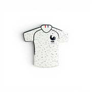 Am Ball Frankreich Pin Badge Trikot 2018/19, weiß mit rotem und blauem Muster, Hahn-Emblem