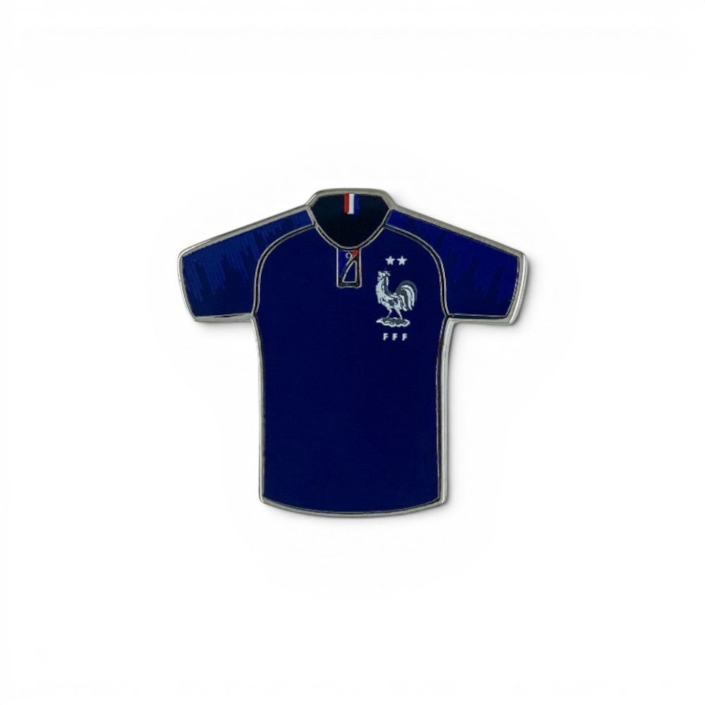 Am Ball Frankreich Pin-Anstecker im Design des Heimtrikots 2019/20 mit Hahn und FFF-Logo.