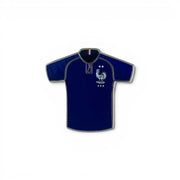 Am Ball Frankreich Pin-Anstecker im Design des Heimtrikots 2019/20 mit Hahn und FFF-Logo.