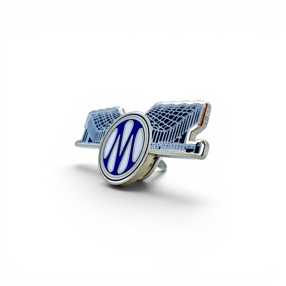 Am Ball Olympique Marseille Pin Anstecker mit Skyline des Stade Vélodrome und OM-Wappen, aus Zamak, silberfarben und blau.