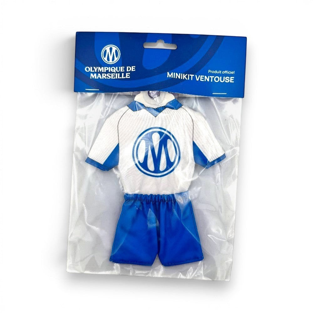 Am Ball Olympique de Marseille Mini Kit (Saison 26/27) mit weißem Trikot und blauen Shorts, OM-Logo.