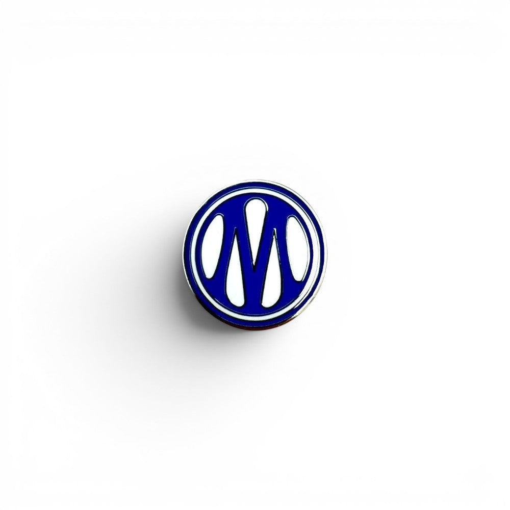 Am Ball Olympique de Marseille OM 1899 Logo Pin Anstecker aus Zamak mit blau-weißer Emaille und OM Wappen.