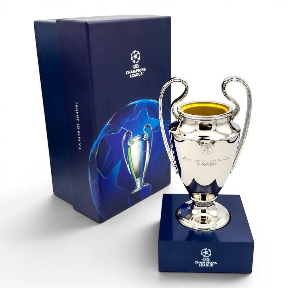 Am Ball UEFA Champions League Trophäen-Nachbildung aus Zamak auf blauem Acrylsockel mit UCL-Logo, 150 mm