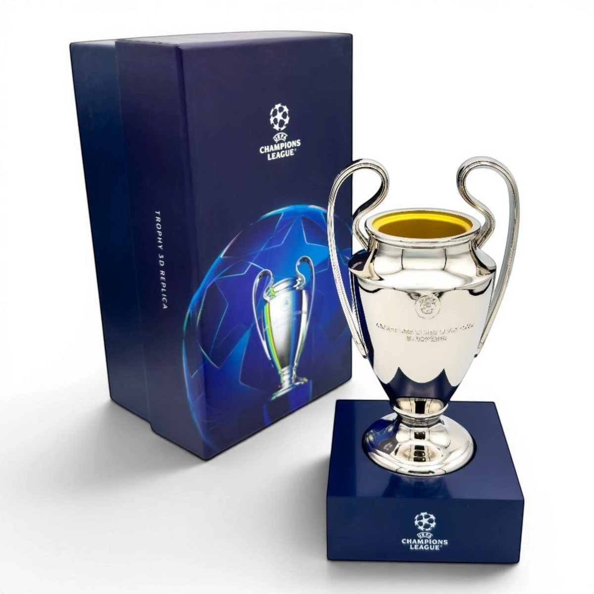 Am Ball UEFA Champions League Trophäen-Nachbildung aus Zamak auf blauem Acrylsockel mit UCL-Logo, 150 mm