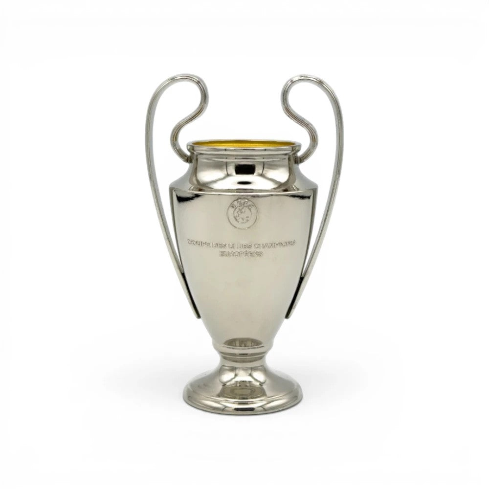 Am Ball UEFA Champions League Pokal-Replik aus Zamak, silberfarben, 100mm, mit Henkeln und gelbem Innenbereich.