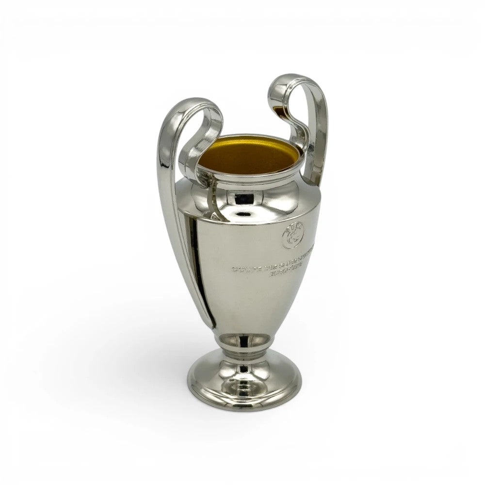 Am Ball UEFA Champions League Pokal-Replik aus Zamak, 100mm, silberfarben mit goldenem Innenraum. Ein detailgetreues Sammlerstück für Fußballfans.