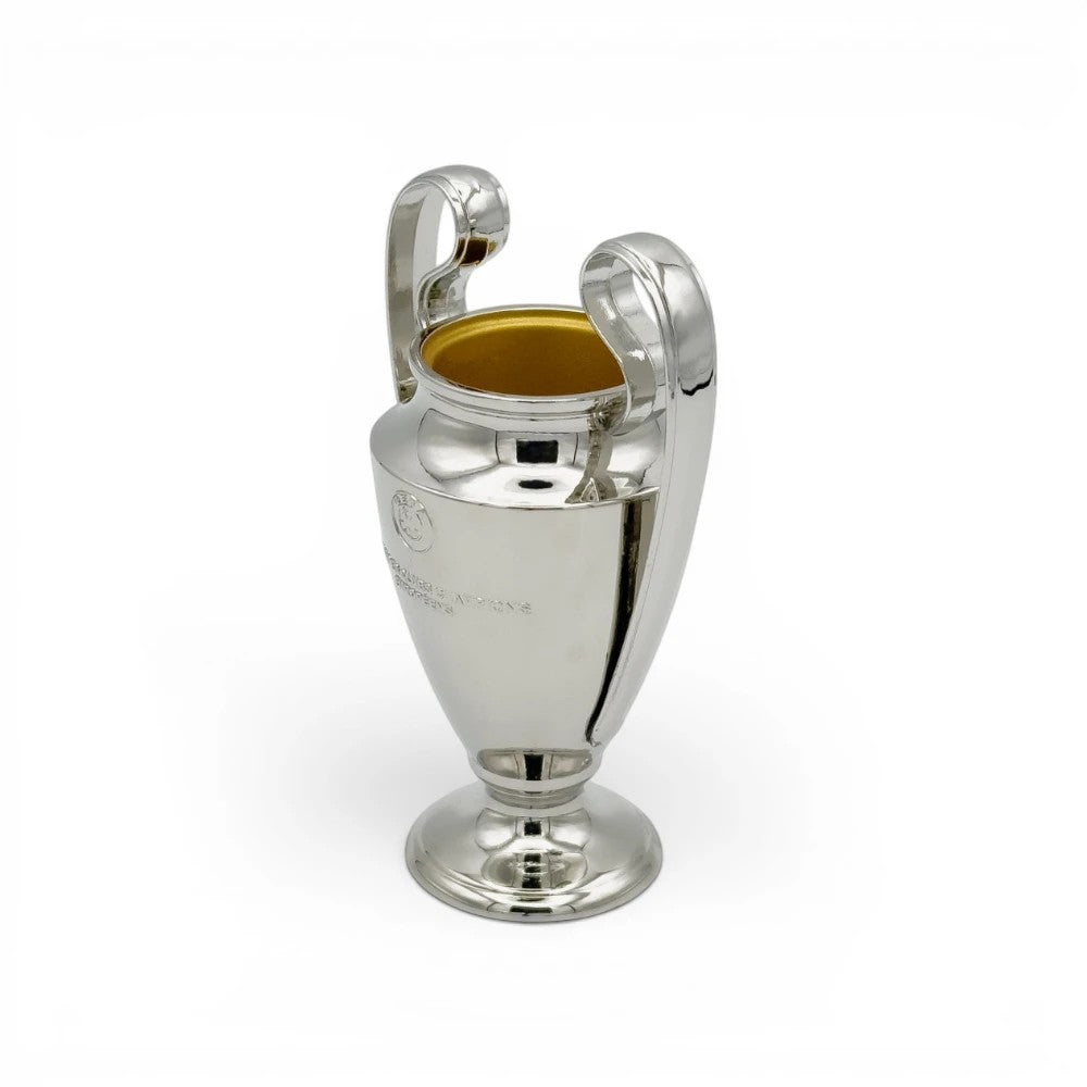 Am Ball UEFA Champions League Pokal-Replik aus Zamak, silberfarben, 100mm, mit Henkeln und goldenem Innenraum.