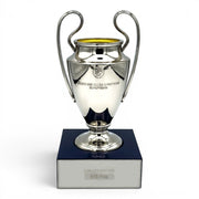Am Ball UEFA Champions League Pokal-Replika aus Zamak auf Acryl-Sockel, 150 mm, limitiert auf 100 Stück.