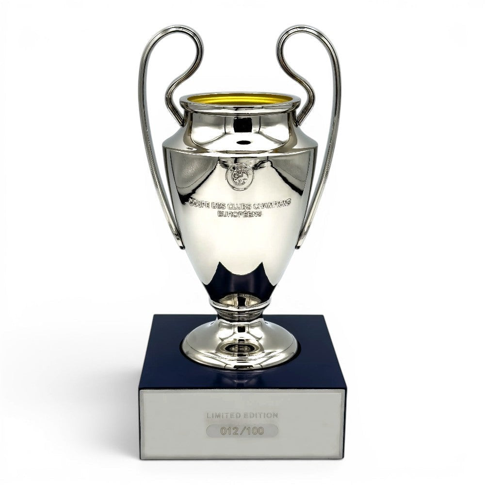 Am Ball UEFA Champions League Pokal-Replika aus Zamak auf Acryl-Sockel, 150 mm, limitiert auf 100 Stück.