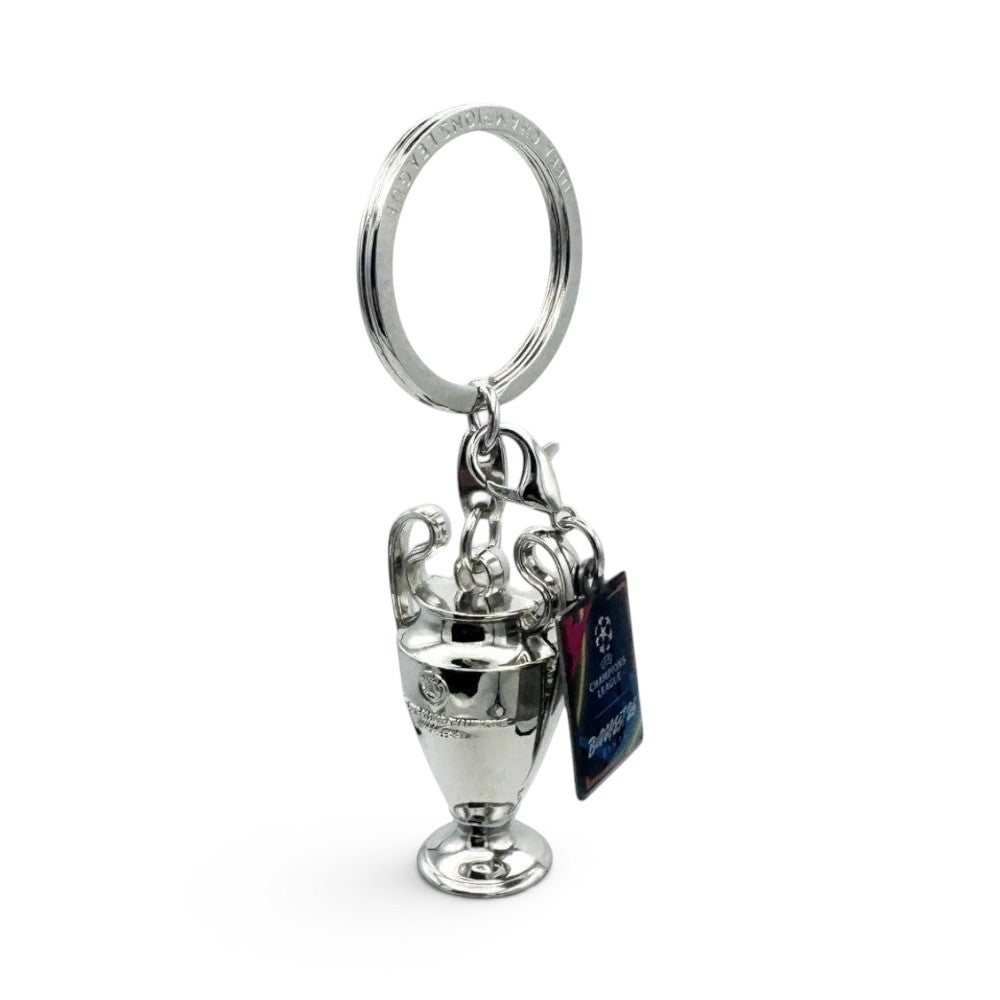 Am Ball UEFA Champions League Schlüsselanhänger mit Pokal-Anhänger und Budapest 26 Final-Detail aus Zamak.