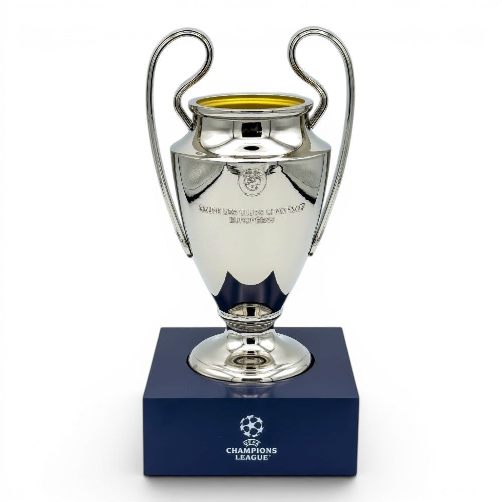 Am Ball UEFA Champions League Trophäen-Replik aus Zamak auf dunkelblauem Acrylsockel mit UCL-Logo, 150 mm