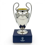 Am Ball UEFA Champions League Trophäen-Replik aus Zamak auf dunkelblauem Acrylsockel mit UCL-Logo, 150 mm
