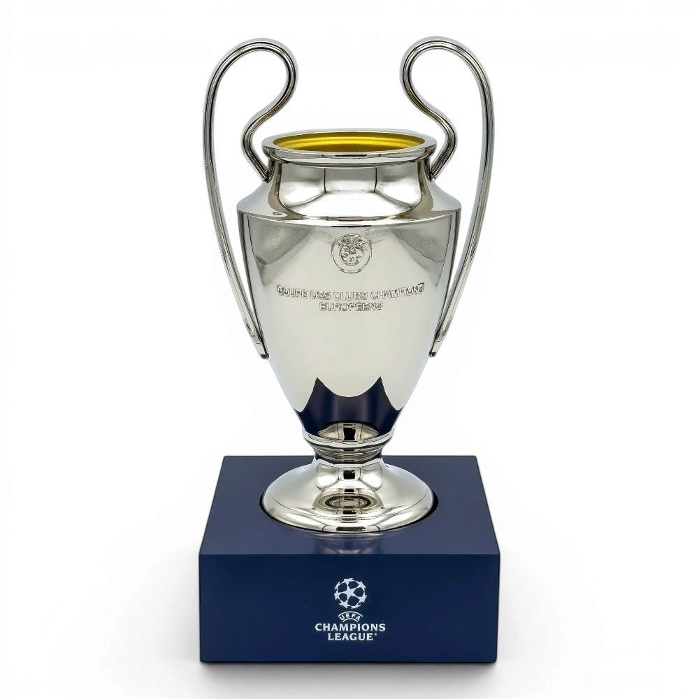 Am Ball UEFA Champions League Trophäen-Replik aus Zamak auf dunkelblauem Acrylsockel mit UCL-Logo, 150 mm