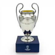 Am Ball UEFA Champions League Trophäen-Replik aus Zamak auf dunkelblauem Acrylsockel mit UCL-Logo, 150 mm