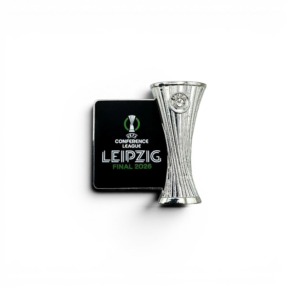 Am Ball UEFA Conference League Pin Badge Leipzig Final 2026, Zamak, silberfarbene Trophäe mit schwarzer Plakette und grüner Schrift.
