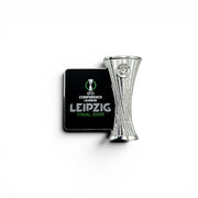 Am Ball UEFA Conference League Pin Badge Leipzig Final 2026, Zamak, silberfarbene Trophäe mit schwarzer Plakette und grüner Schrift.